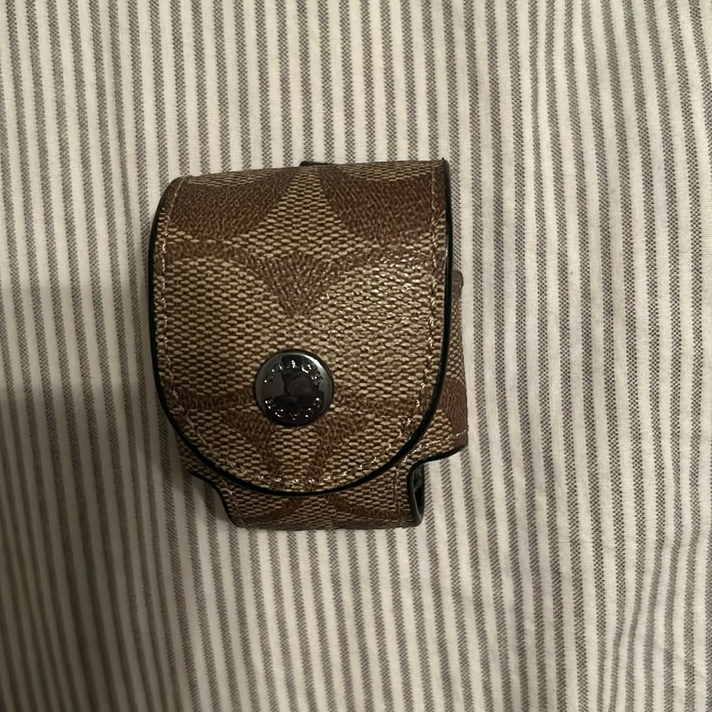 COACH AIRPOD CASE. ALMOST NEW.